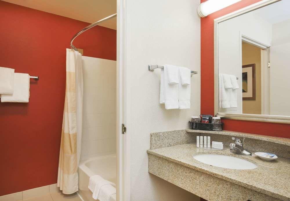 Courtyard By Marriott Salinas Monterey Hotel Exterior photo