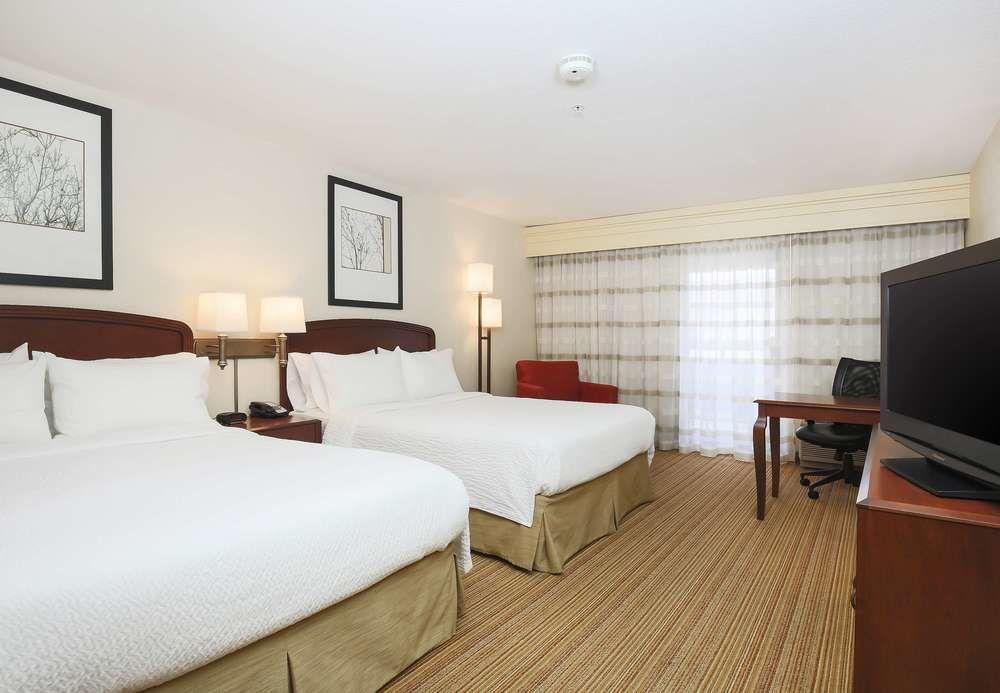 Courtyard By Marriott Salinas Monterey Hotel Exterior photo