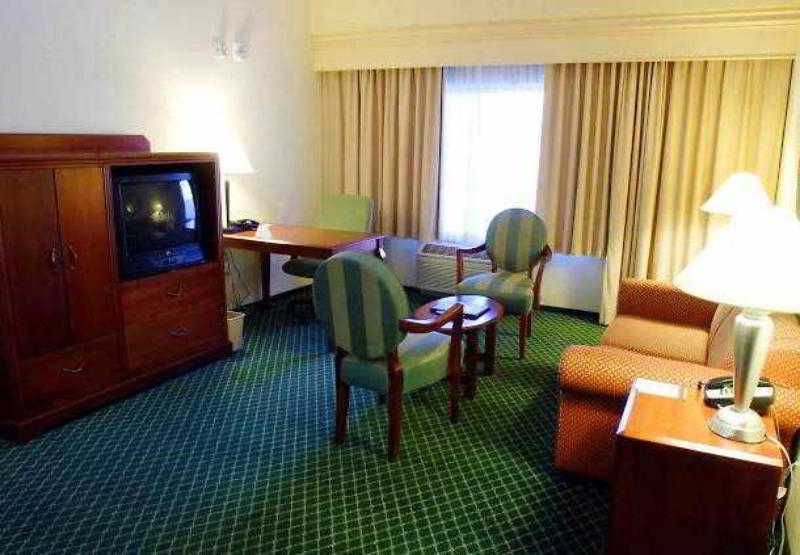 Courtyard By Marriott Salinas Monterey Hotel Room photo