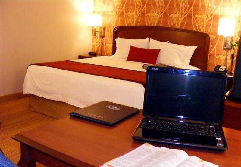 Courtyard By Marriott Salinas Monterey Hotel Room photo