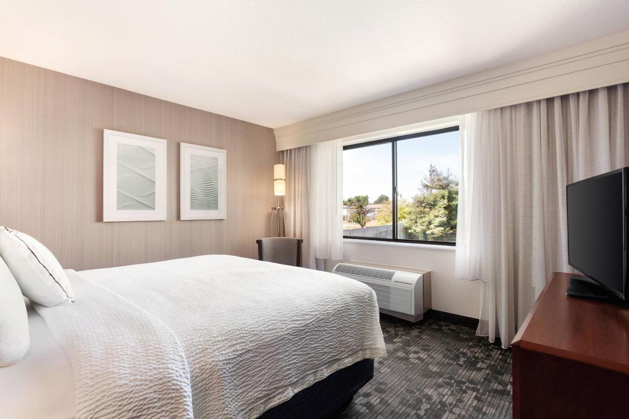 Courtyard By Marriott Salinas Monterey Hotel Exterior photo