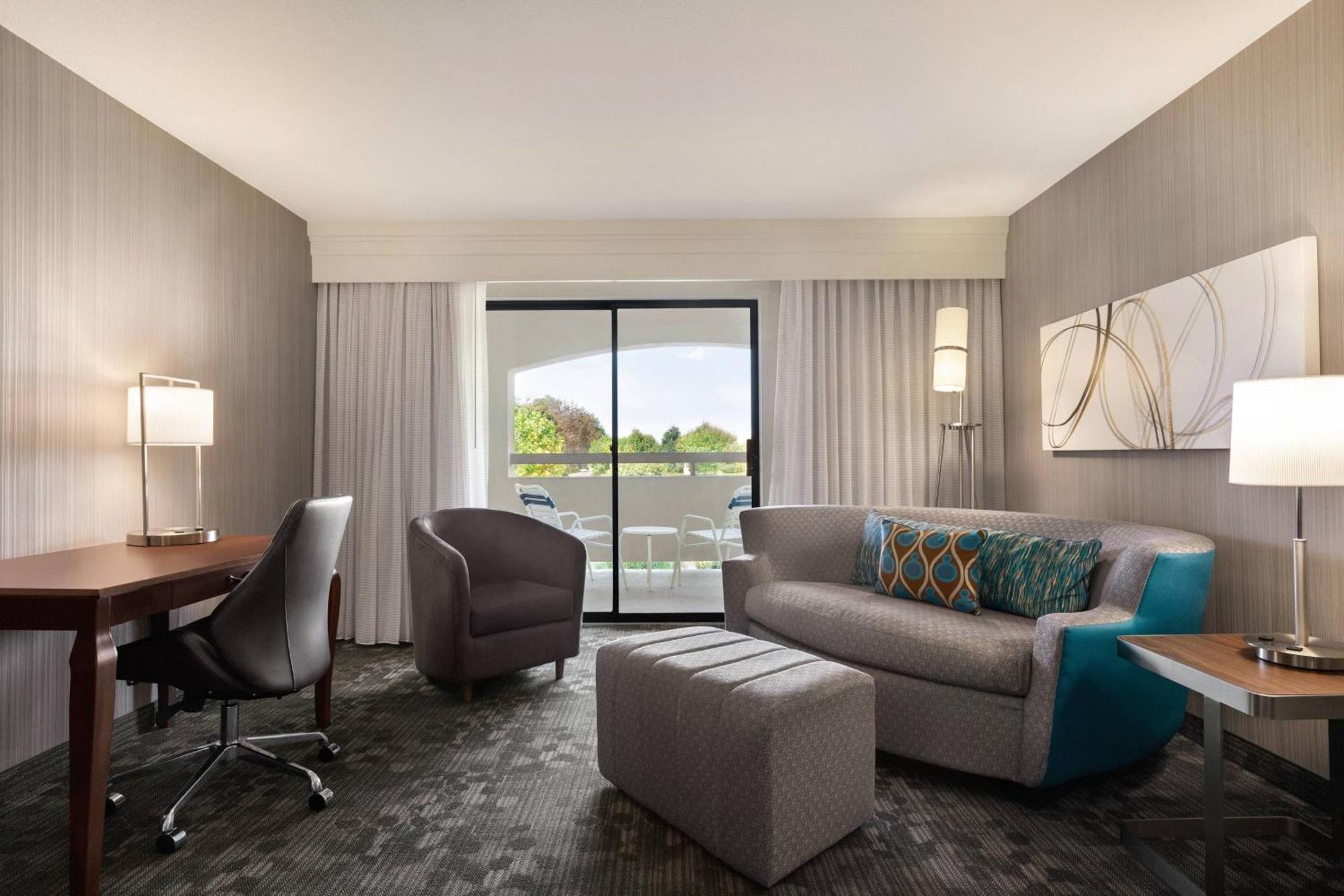 Courtyard By Marriott Salinas Monterey Hotel Exterior photo