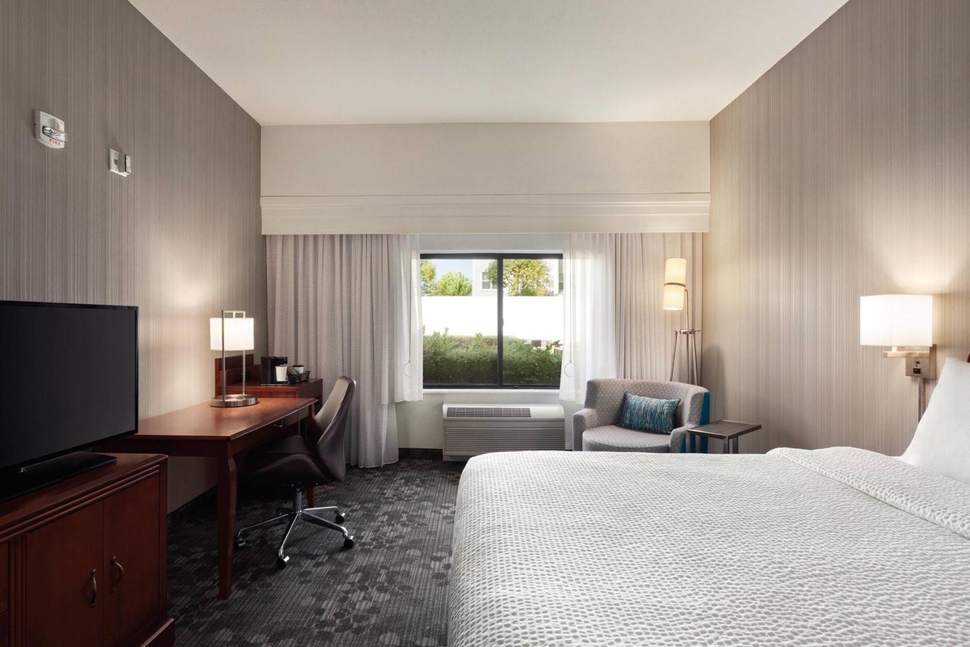 Courtyard By Marriott Salinas Monterey Hotel Exterior photo