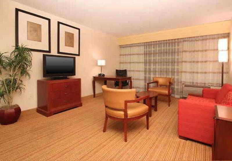 Courtyard By Marriott Salinas Monterey Hotel Exterior photo